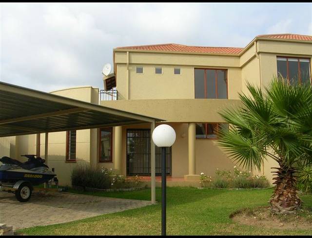 2 BEDROOM TOWNHOUSE TO LET IN LONEHILL